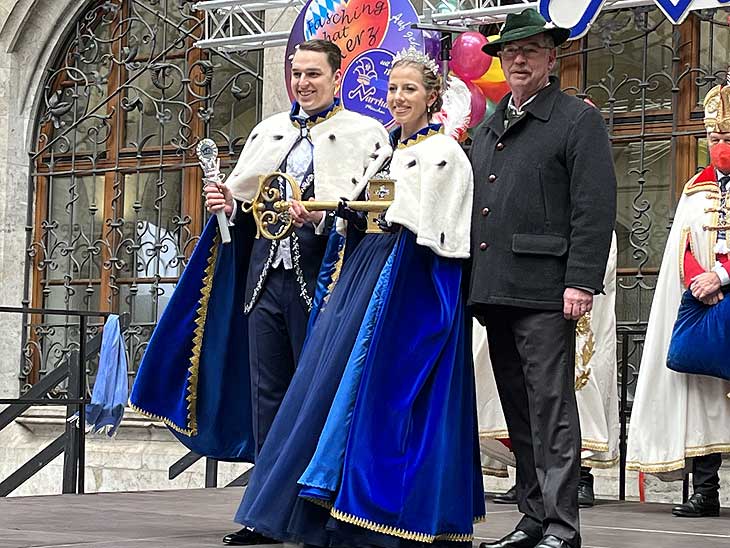 Stadtrat Alexander Reissl hatte den symbolischen Stadtschlüssel überreicht an das Prinzenpaar Prinz Leonard I. und  Prinzessin Elisabeth II.  (©Foto. Martin Schmitz)